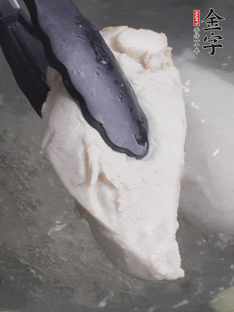 雞胸肉冷水下鍋，加姜片煮熟。過冰水撕成細(xì)絲。