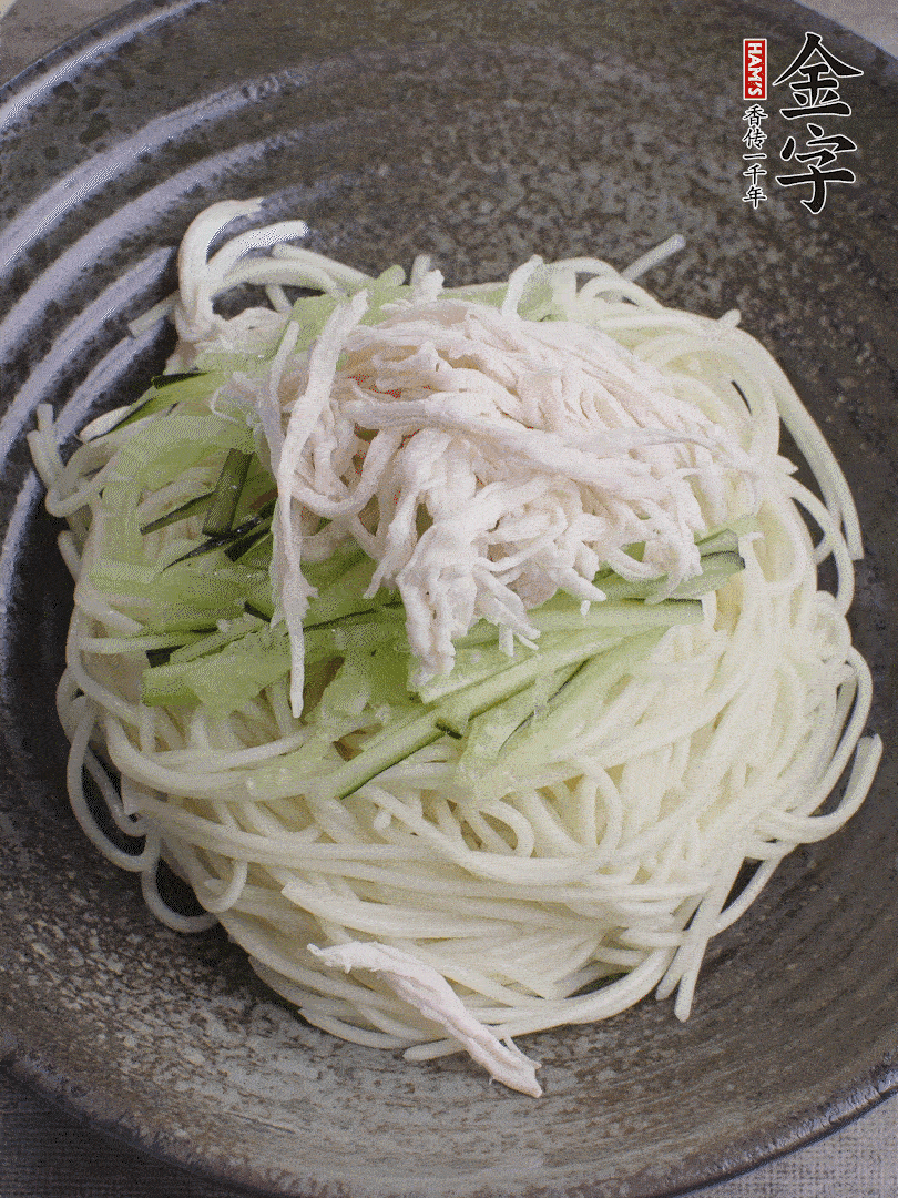 堿水面（熟）倒入大碗中，鋪上黃瓜絲、雞絲。