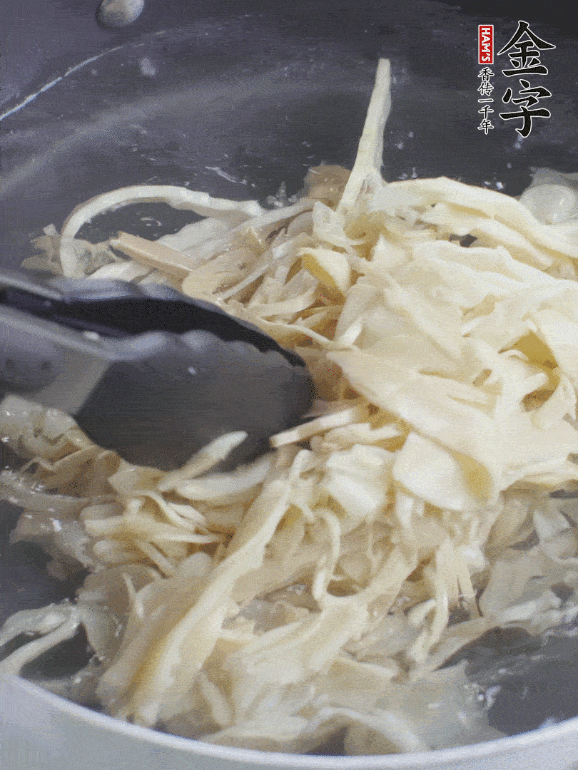 糯米筍焯水1分鐘，過(guò)涼水，擠干水份。