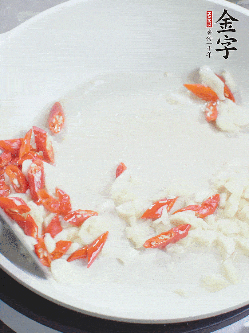 冷鍋熱油，下辣椒、大蒜煸香。