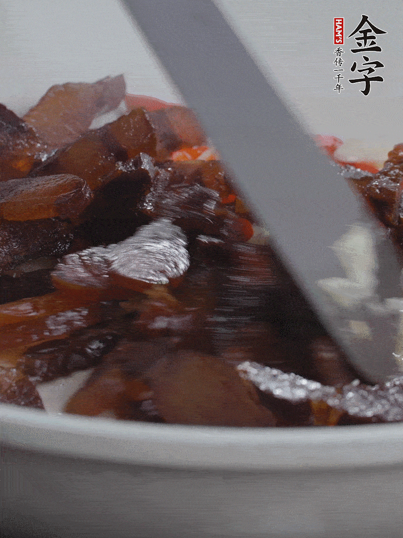 下醬油肉，煸出油脂。