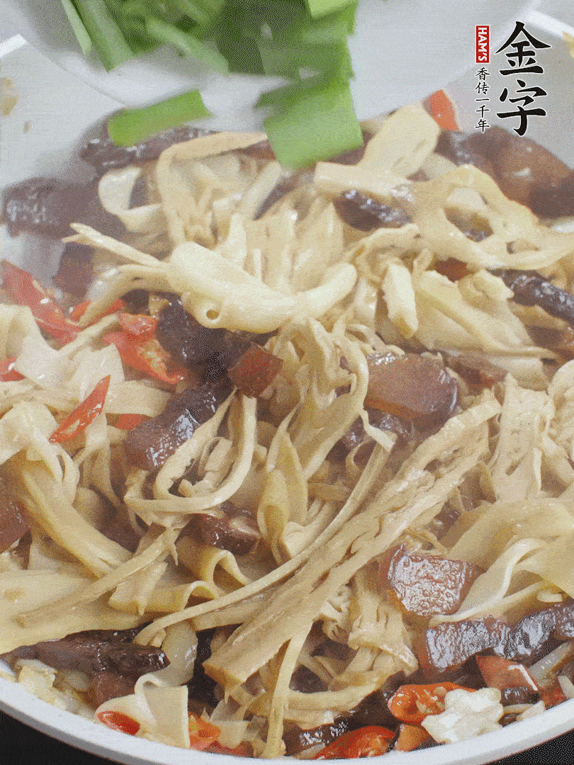 翻炒均勻，下蒜葉。