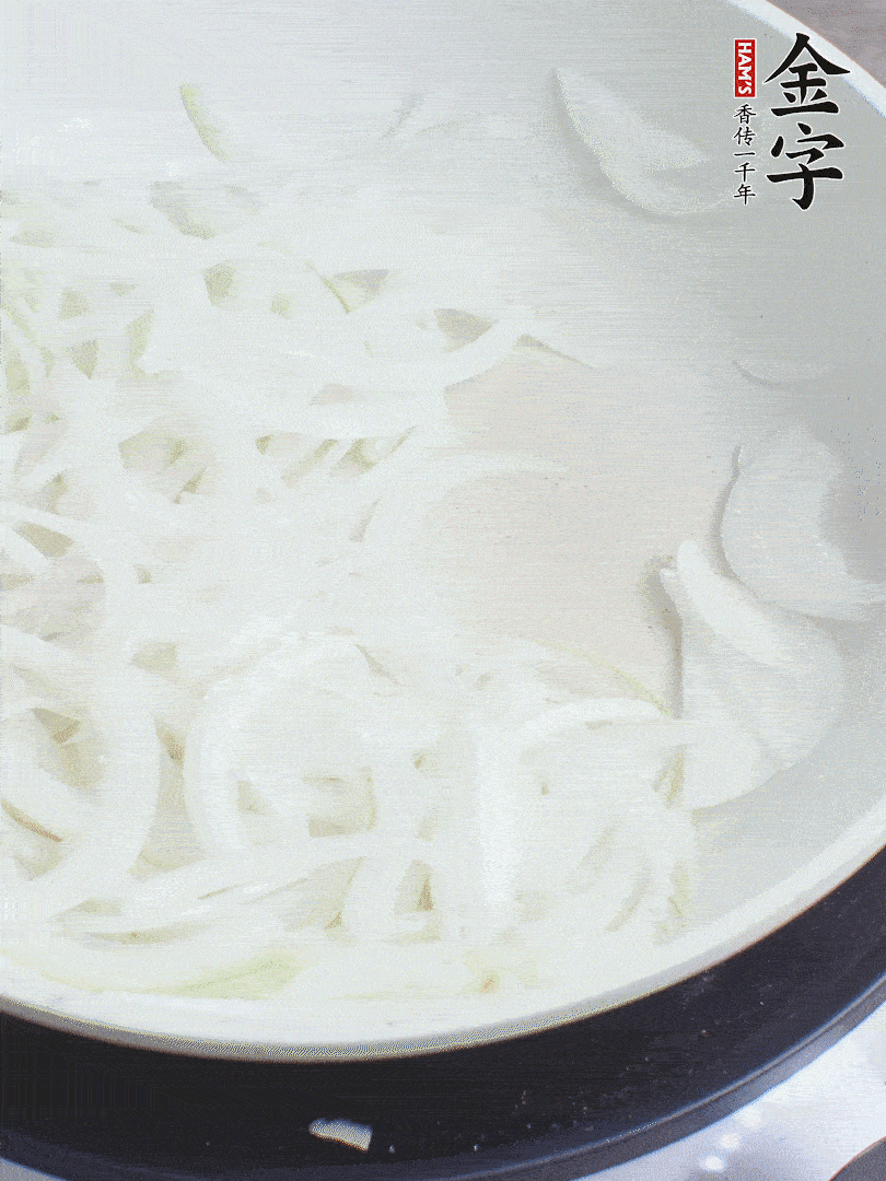 油熱下洋蔥絲、紅椒炒出香味。