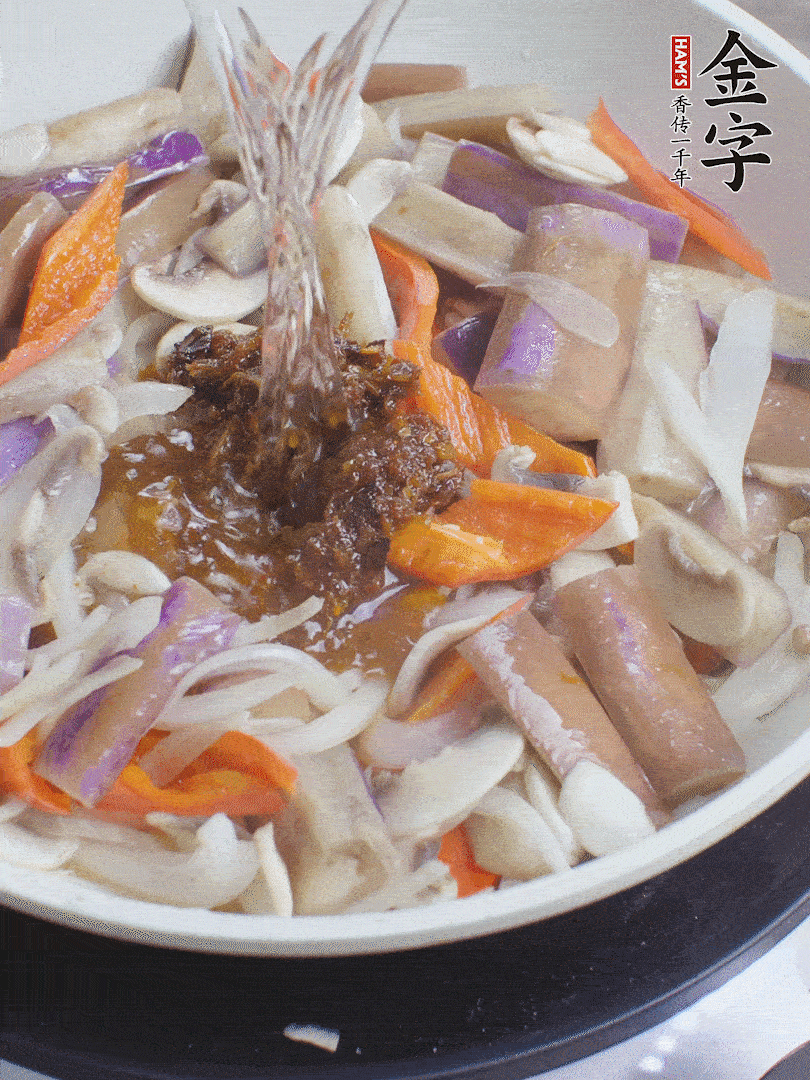 下茄子、口蘑，淋入料汁，加熱水份收干。