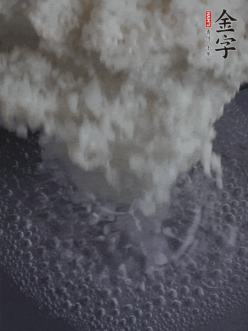 浸泡好的大米，沸水下鍋煮5分鐘，撈出瀝干。