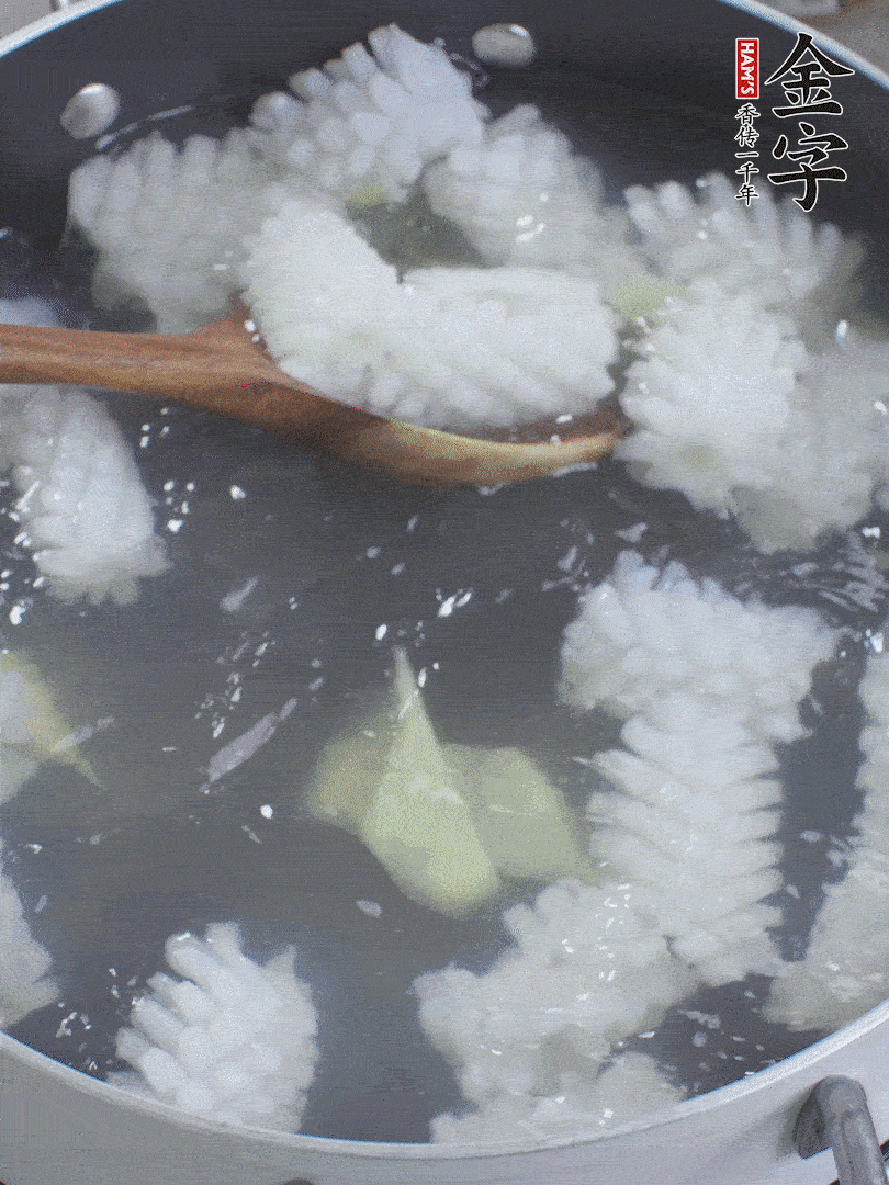 魷魚解凍后，加姜片、料酒汆燙30秒。