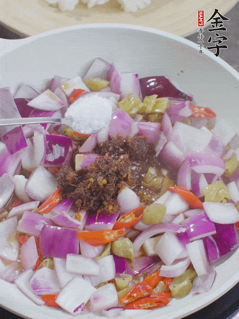 加1大勺金字火腿大師醬、2勺生抽、1勺糖，翻炒。