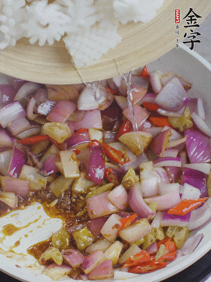 下魷魚花，2勺料酒炒勻。