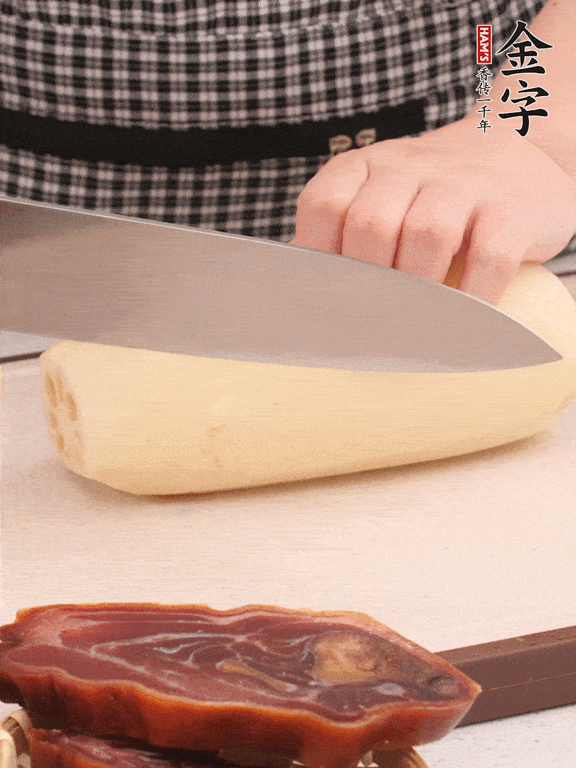 蓮藕削皮切塊。