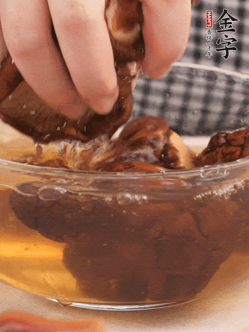 干香菇溫水泡發(fā)，去蒂洗凈切十字。