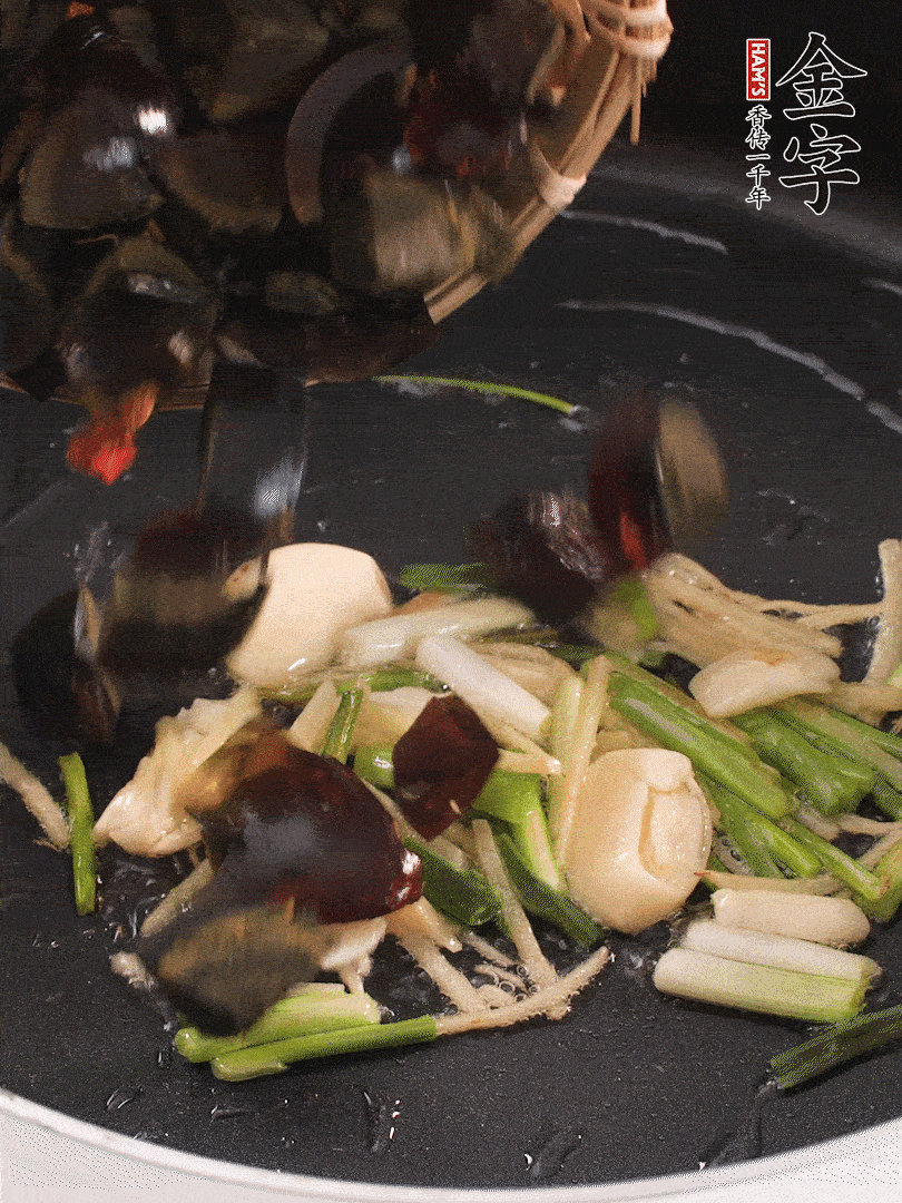 熱油爆香蔥姜，放入皮蛋翻炒至氣泡。