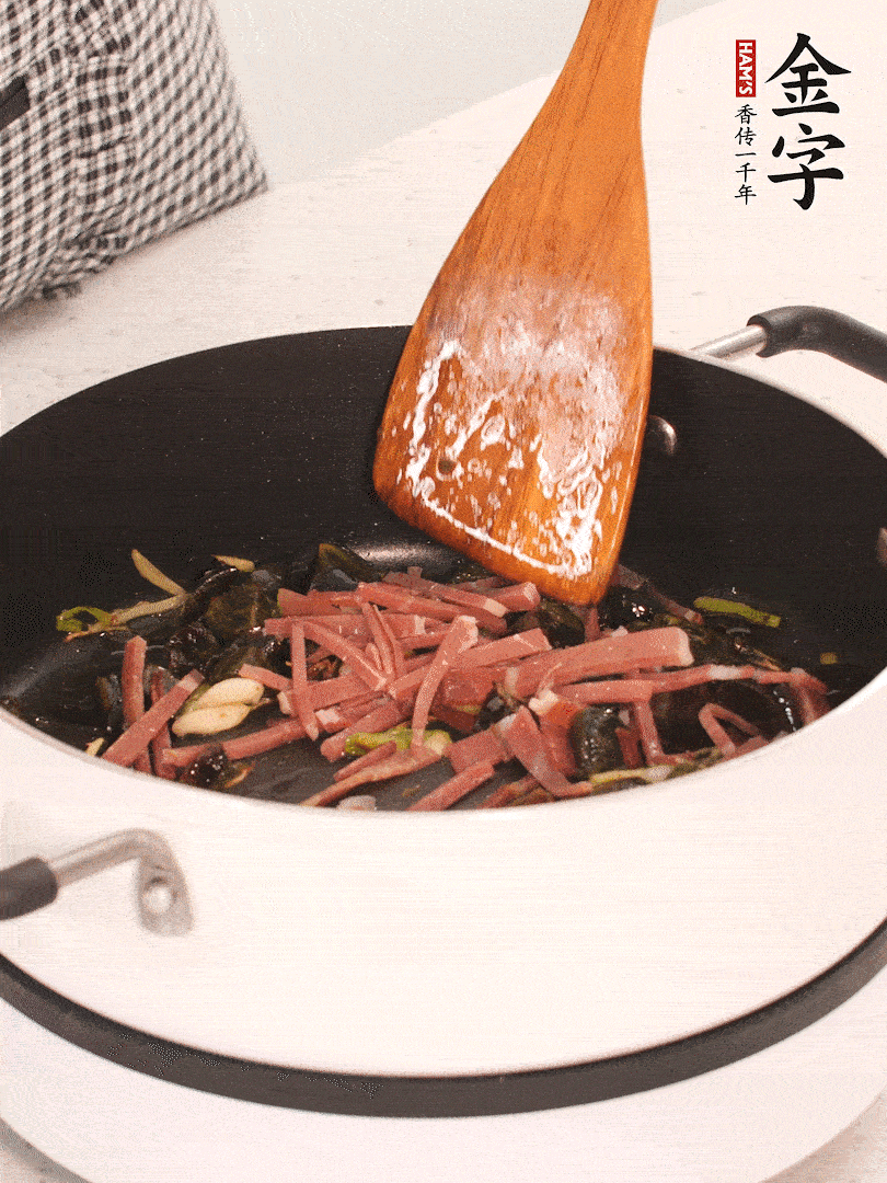 加入火腿煸炒一會，倒入開水燉煮15分鐘。