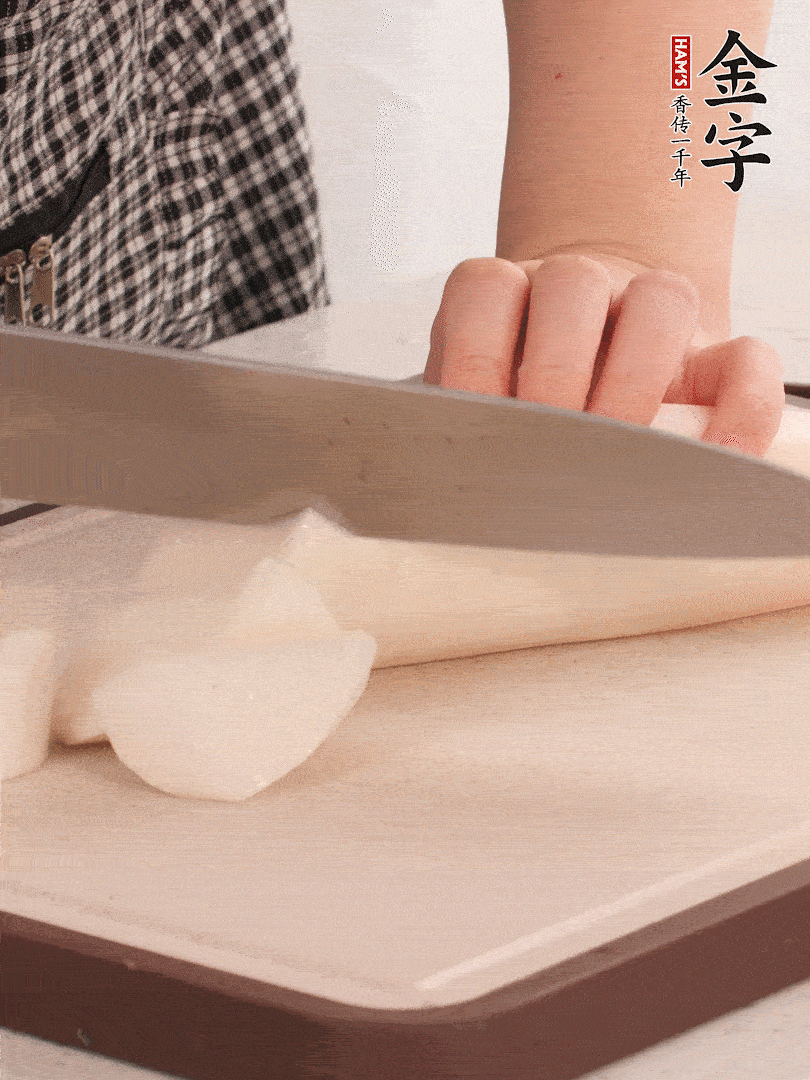 蘿卜切塊，火腿切片。