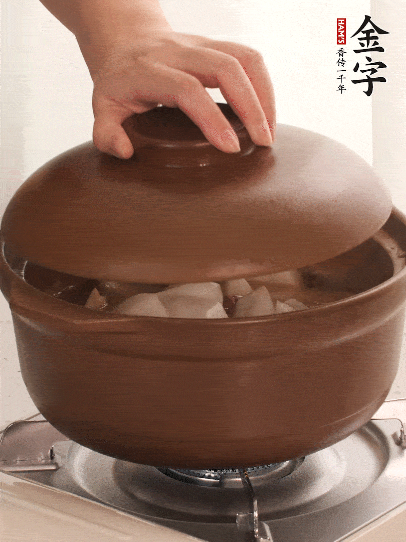 倒沒過食材的熱水，大火燒開。蓋上蓋子轉(zhuǎn)中小火，燉15-20分鐘。等蘿卜煮到喜歡的軟爛度就可以關火。