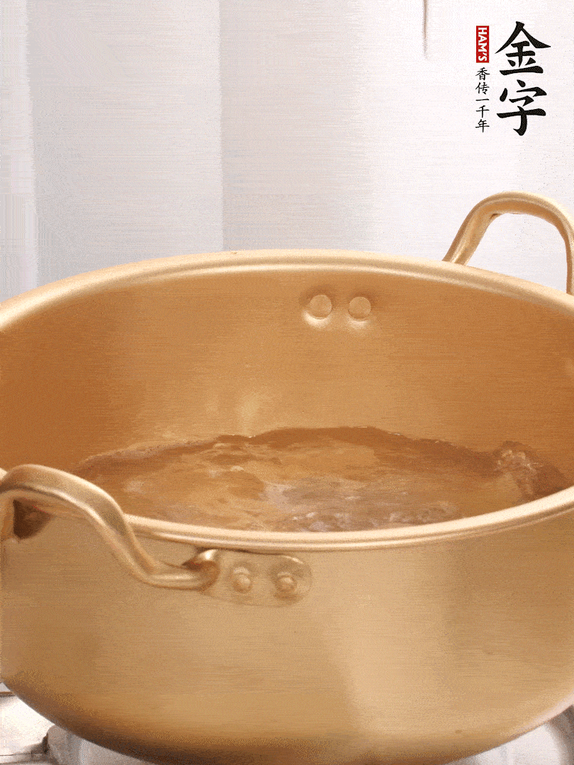 排骨加姜片、料酒，冷水下鍋焯水，撇去浮沫。