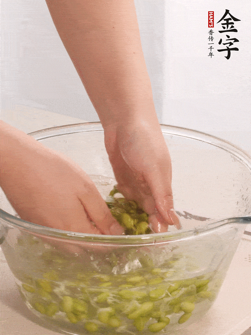 毛豆去外殼去膜，姜、金字火腿切片。