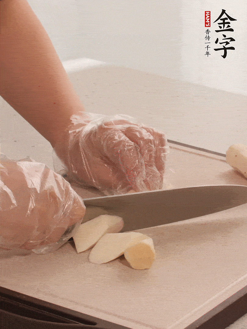 鐵棍山藥洗凈削皮，切斜刀塊。