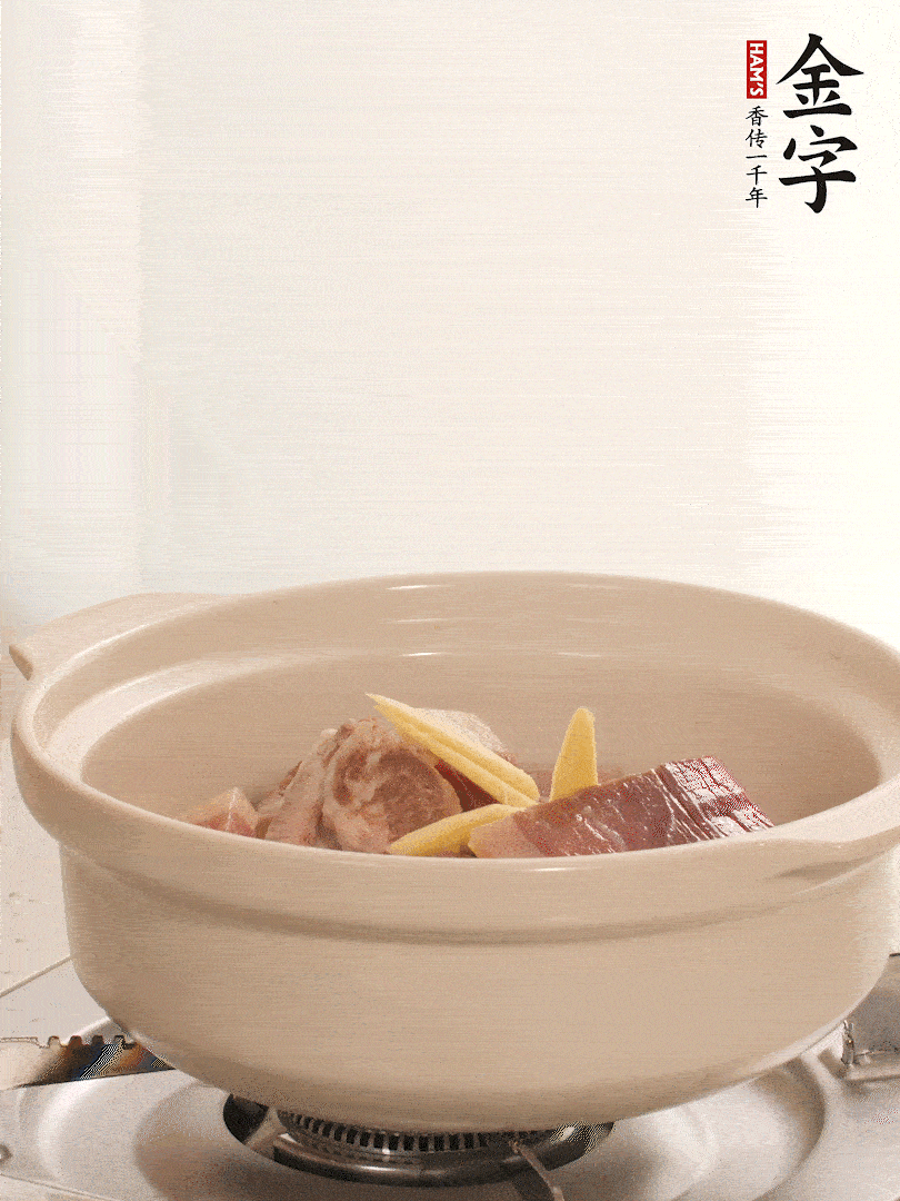 湯鍋放入排骨、火腿、姜，加適量水。煮開后轉(zhuǎn)小火燉40分鐘。