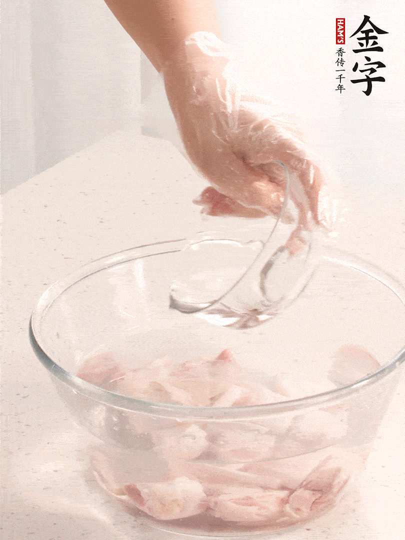 豬蹄除去雜毛、刮去油膩，斬成大塊，冷水浸泡半小時出血水，冷水下鍋，放入姜片、醋去腥，水燒開大約2分鐘，撈出。（白醋能夠讓豬蹄更白凈）