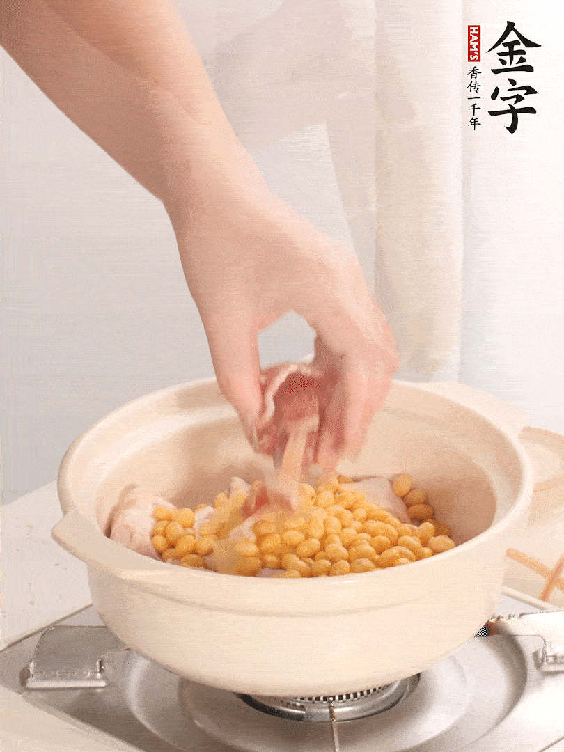 湯鍋放入豬蹄、姜片，加入黃豆、火腿，倒入足量的清水、適量料酒。