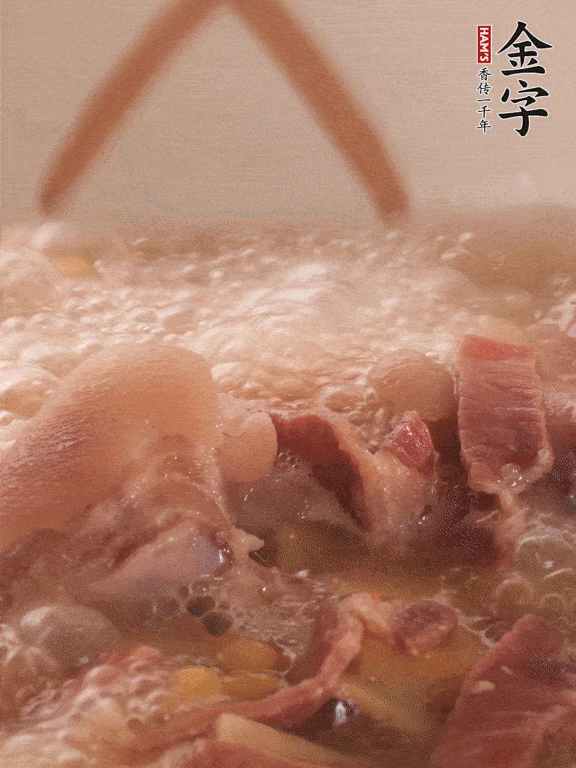 大火將水煮開后，蓋上鍋蓋，轉(zhuǎn)小火慢燉1個半小時。