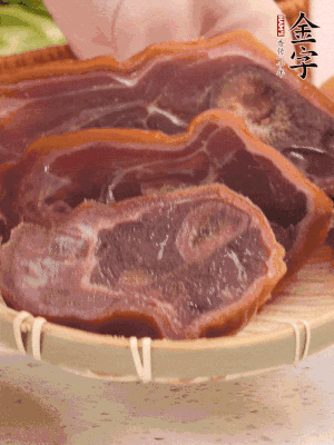 金字火腿蹄片溫水泡10分鐘。