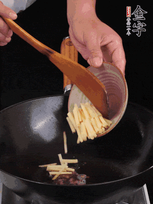 留少許余油，下姜絲、毛豆、火腿翻炒。