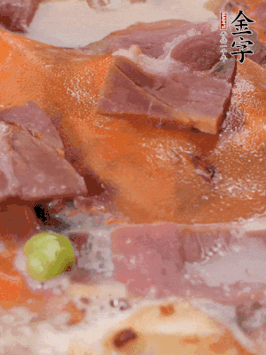 放適量料酒、清水煮到沸騰，再下蟹塊燜煮8分鐘。