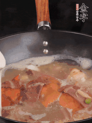 最后用面糊勾芡，燒至收汁，出鍋前撒點蔥段。