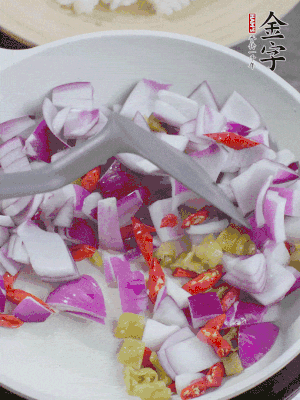 冷鍋熱油，下洋蔥、小米辣、泡椒，炒出香味。