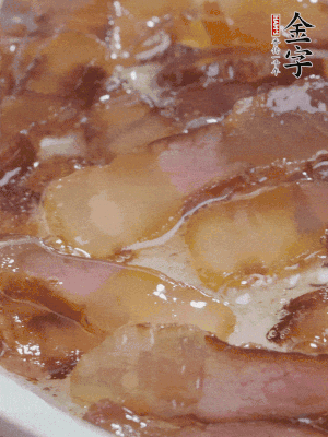 油5成熱，醬油肉煸香。