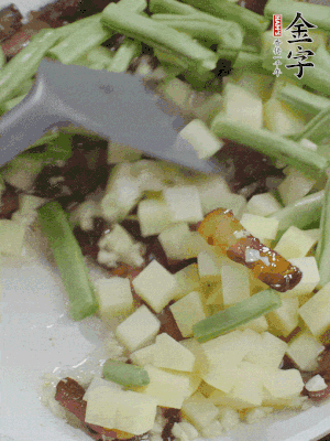 下蒜末、豆角、土豆塊翻炒。