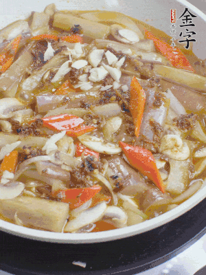 撒蒜末、香菜末。