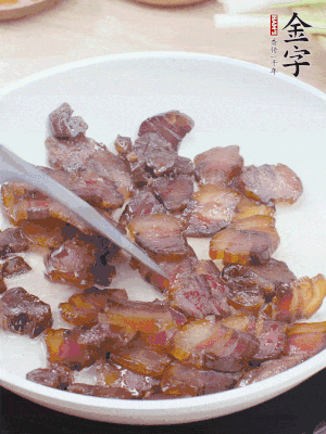 熱鍋少油，醬油肉煸出油脂，盛出。