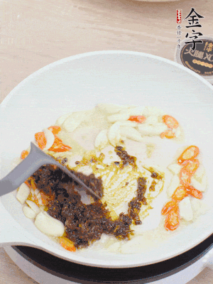 豬油下鍋，爆香蒜片、金字火腿XO醬。