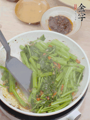 下空心菜炒軟。