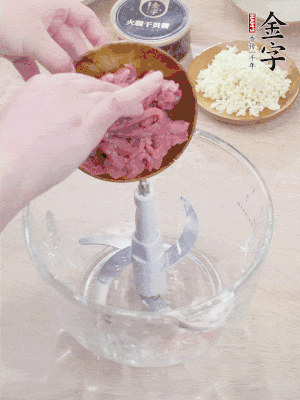 牛肉攪成牛肉泥。