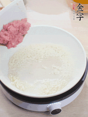 鍋內(nèi)熱油，蒜泥、牛肉泥炒至酥香。