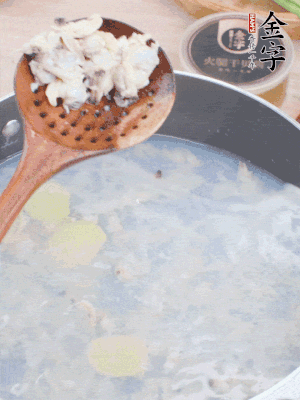 沸水下花蛤肉、姜片、料酒焯水。