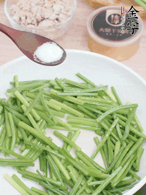 起鍋熱油，下韭菜苔炒至變色。加少許鹽。