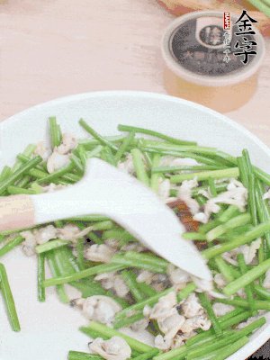 再下花蛤肉、1勺金字火腿干貝醬翻炒攪勻。