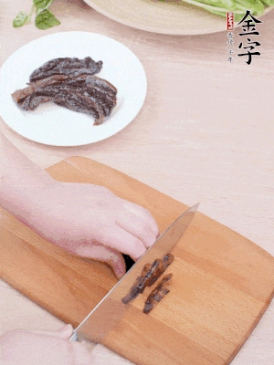 金字醬油肉下鍋煮10分鐘，切薄片。