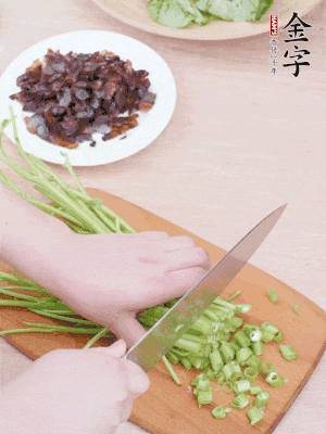 空心菜摘掉葉子，菜梗切成丁。