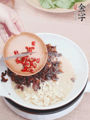 爆香蒜末、小米辣。