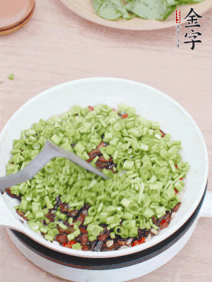 下菜梗翻炒，混合醬油肉。