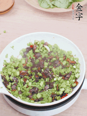 1勺生抽、1勺蠔油、1點點白糖調(diào)味。