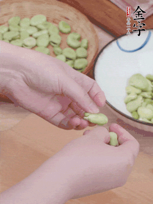 蠶豆剝殼，去掉豆衣，切碎。