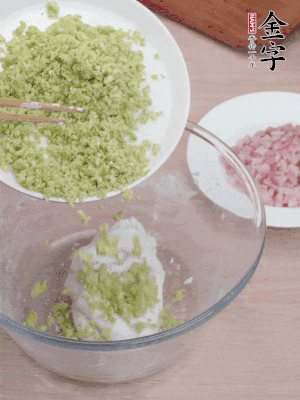 糯米粉邊揉邊加水，成團(tuán)后揉進(jìn)蠶豆、咸肉。