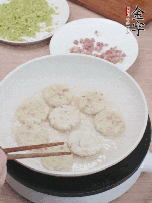 鍋中涼油，慢煎至兩面有脆殼。（油可以多一點(diǎn)）