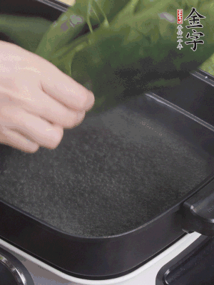 粽葉入沸水煮1分鐘，翻面再煮1分鐘，清洗干凈加水浸泡。